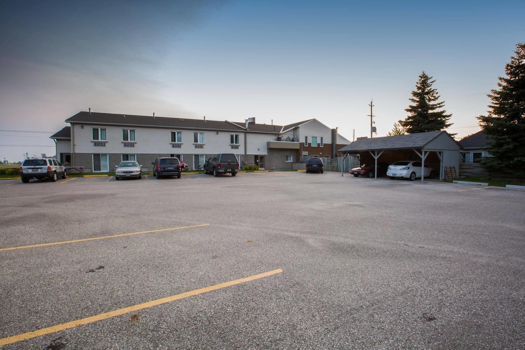 The Village Inn Elora Exterior photo